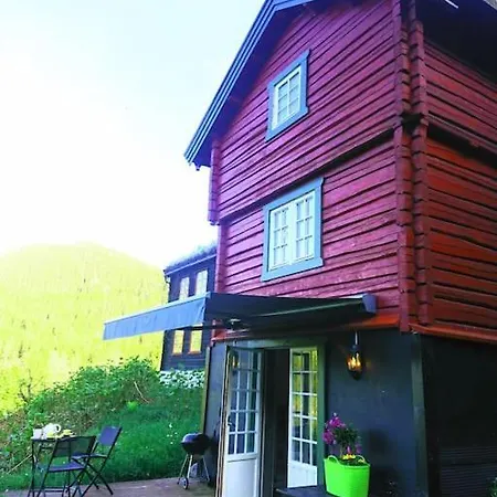 Storlykkja Farm * Storen